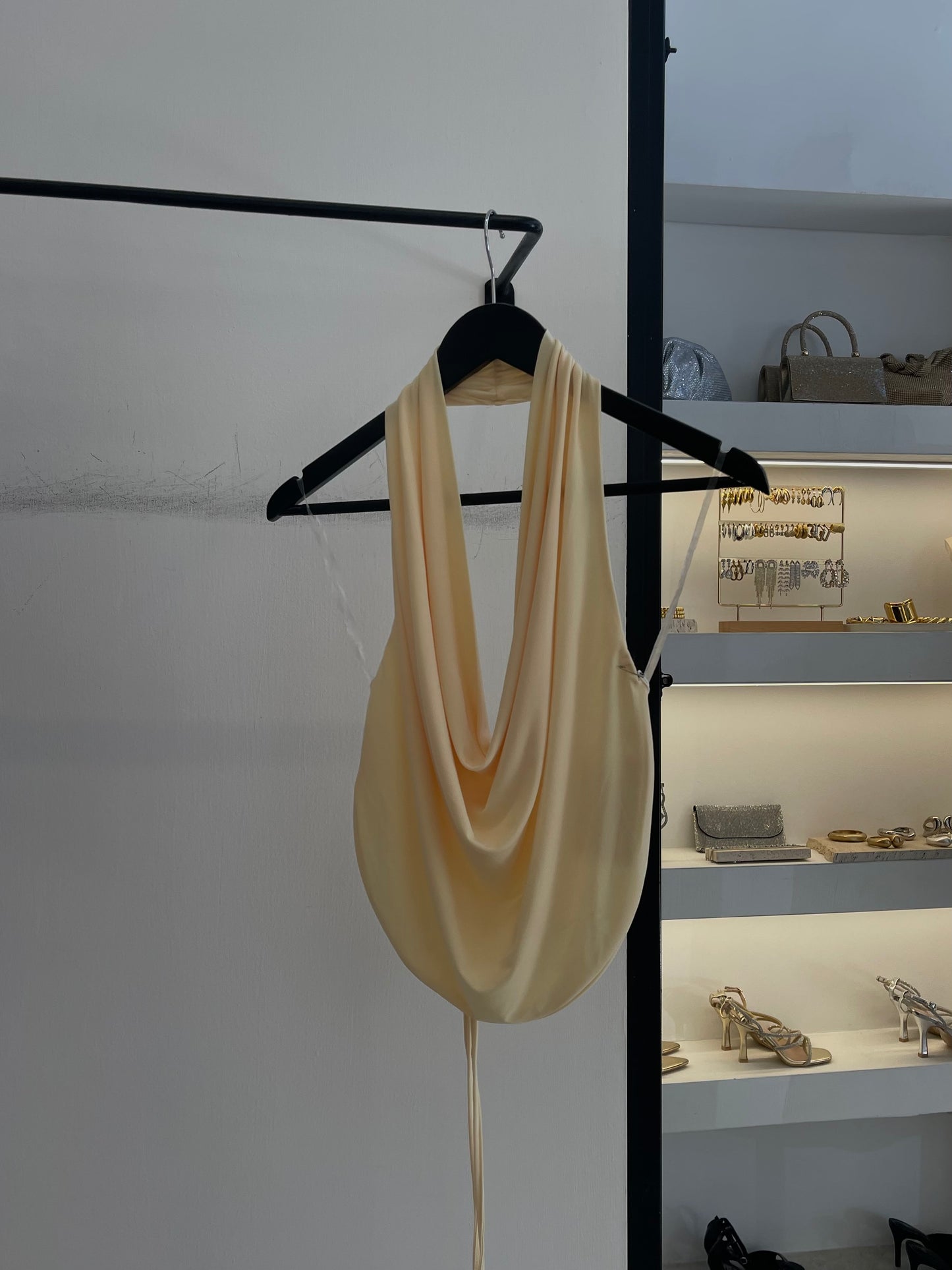 Oval Backless Top